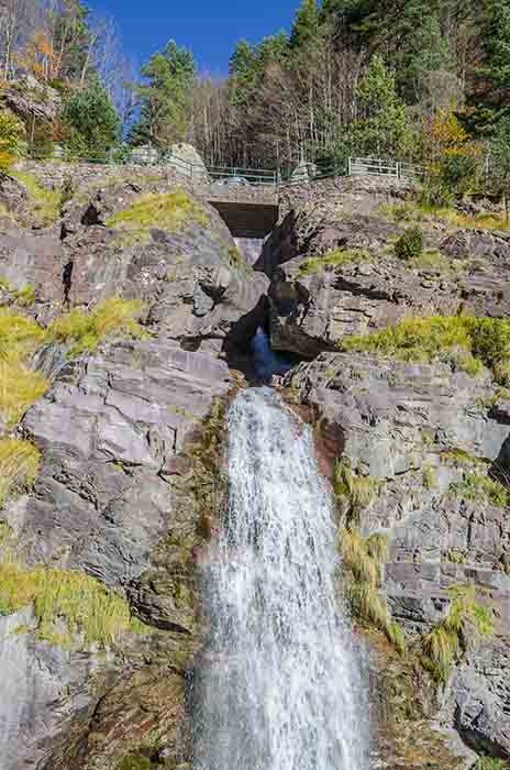 Huesca - valle de La Larri 19 - cascadas de La Larrri.jpg